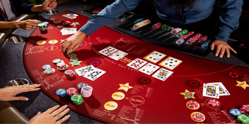 Luôn có 1 ký hiệu hình tròn với chữ D trên mỗi bàn poker